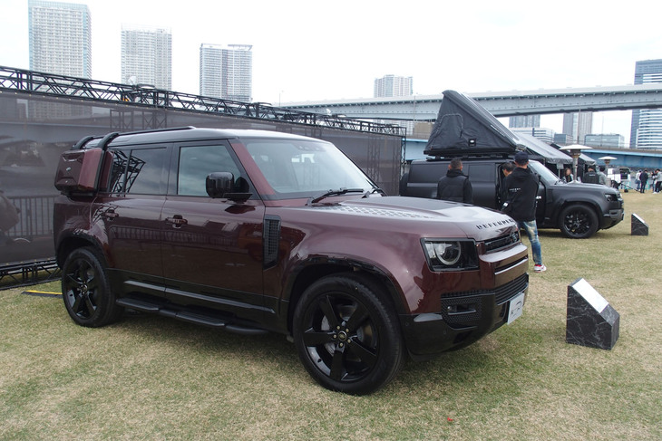 日本では50台のみの導入となる特別仕様車「ディフェンダー110 SEDONA EDITION（セドナエディション）」。