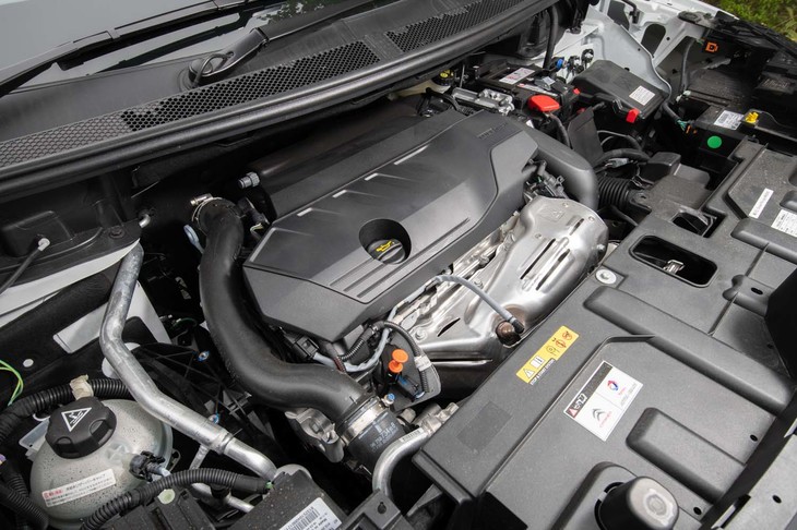 フロントに横置きされる1.6リッターターボエンジンは最高出力180PS/5500rpm、最大トルク250N・m/1650rpmを発生する。