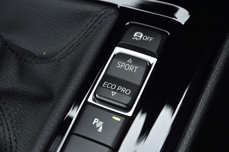 シフトレバーの横に、ノーマル／スポーツ／エコプロの3つの走行モードが選択できる「ドライビングパフォーマンスコントロール」スイッチが備わっている。