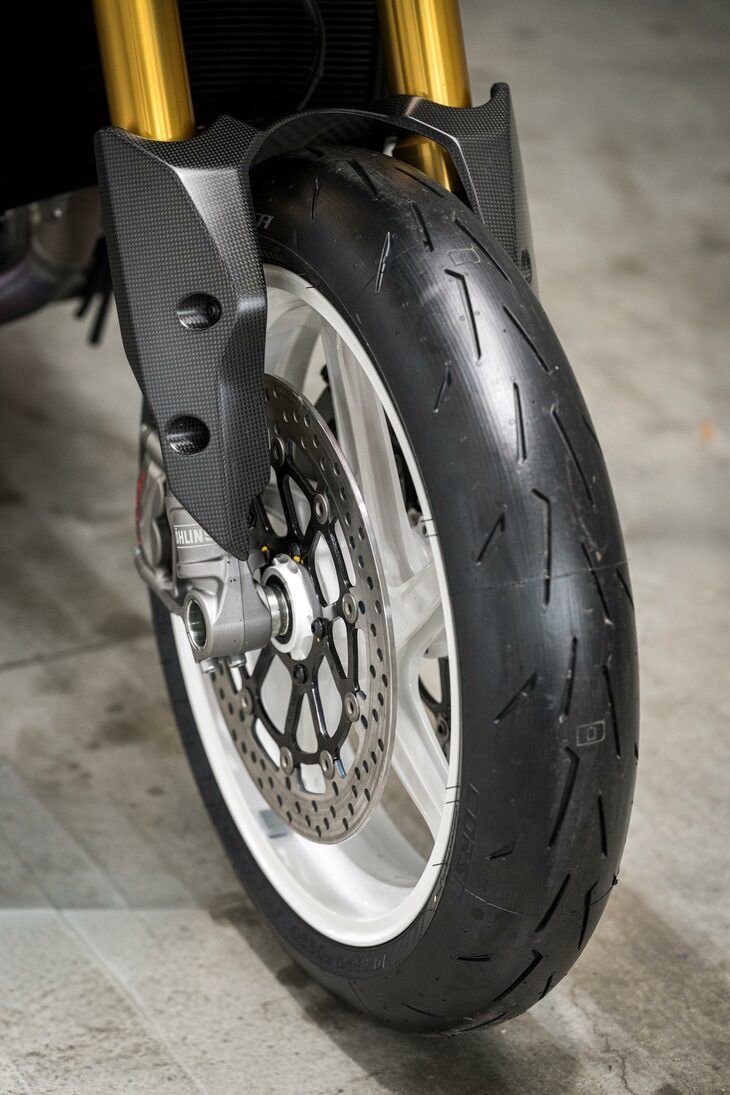 タイヤサイズは、前が120/70ZR17、後ろが190/55R17。ピレリのハイグリップタイヤ「ディアブロロッソIVコルサ」が純正装着される。