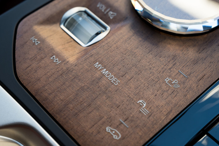 センターコンソールに備わるタッチ式のコントロールパネル。「MY MODES」とは走行モードの切り替え機構で、カスタマイズモードの「パーソナル」と「スポーツ」「エフィシエント」の3つのモードが用意される。