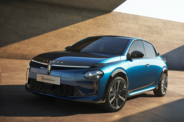 2024年2月14日にイタリアで公開された、新型「ランチア・イプシロン」。デザインは、ステランティスの欧州地域で車両デザインを統括し、かつランチアのそれを直轄するジャン=ピエール・プルエ氏のディレクションで行われた。