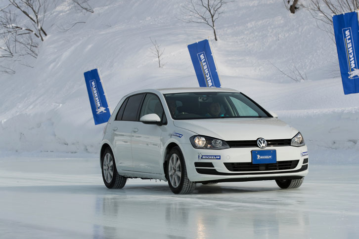 圧雪路やアイスバーンを織り交ぜたハンドリングコースを行くテスト車両の「フォルクスワーゲン・ゴルフ7」。