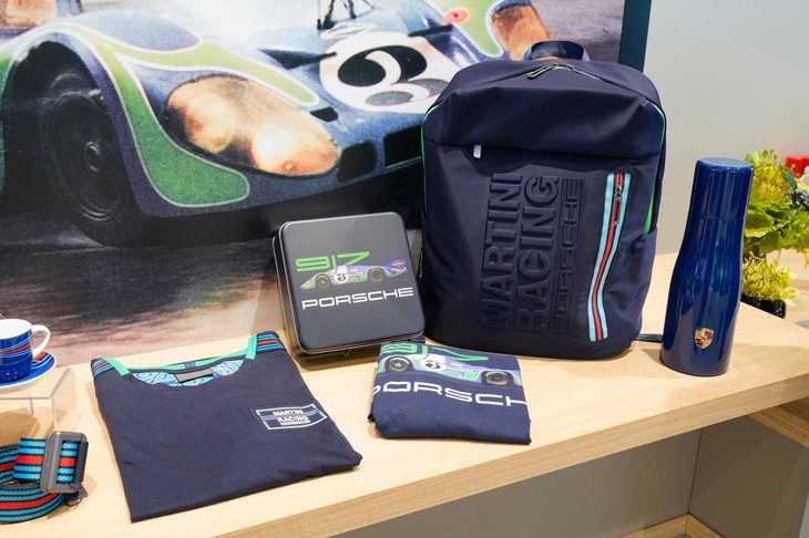モータースポーツの世界でおなじみ、マルティーニカラーをまとう「マルティーニレーシングコレクション」のグッズ。