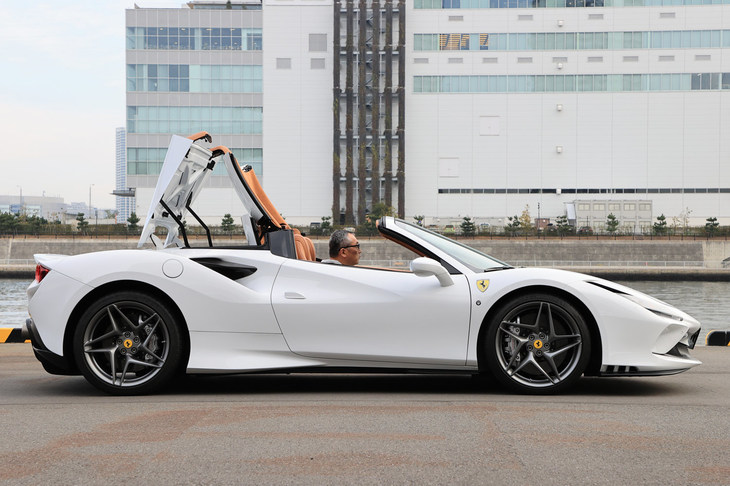 2分割式のリトラクタブルハードトップは、格納に要するスペースの小ささも特徴。車内空間の縮小は、最小限に抑えられている。