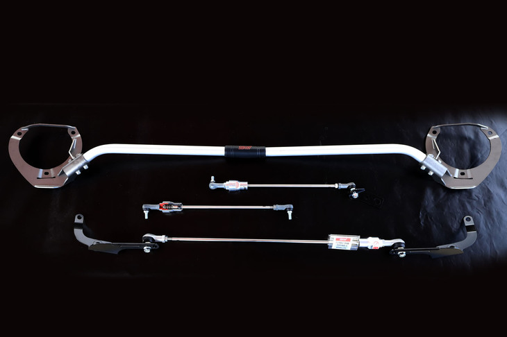 試乗車に装着されていたフレキシブルパーツ。上が「フレキシブルタワーバー」、下が「フレキシブルドロースティフナー」、中央の2本セットのものが「フレキシブルドロースティフナーリア」だ。