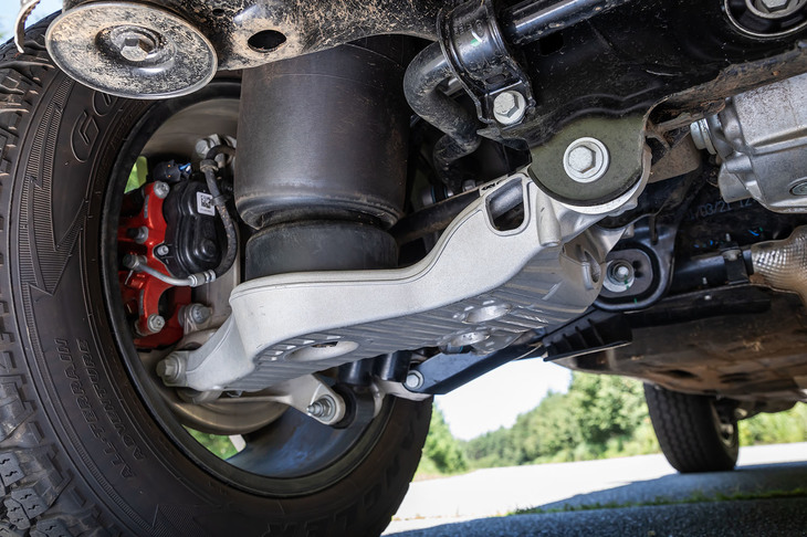 サスペンションはフロントがダブルウイッシュボーン式、リアがマルチリンク式。最大で145mm車高を引き上げられる電子制御エアサスペンションに連続可変ダンパーの「アダプティブダイナミクス」が組み合わされている。