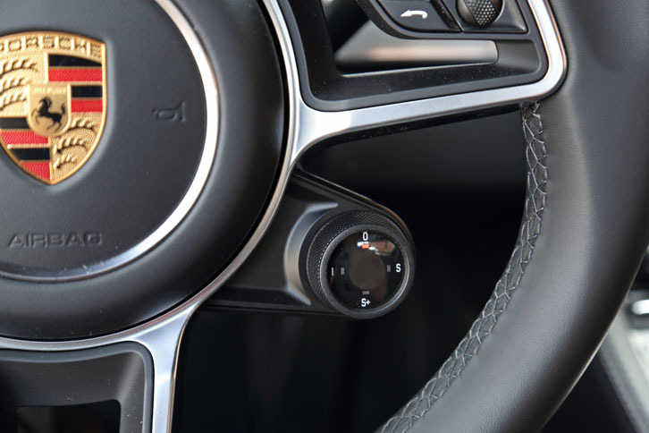 「911」シリーズのように、“スポーツクロノモードスイッチ”がステアリングホイールの右下に備わった。