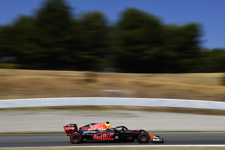 スペインでのベストグリッド、予選3位につけたレッドブルのマックス・フェルスタッペン（写真）。レースではスタートで2位に上がるも、1位ハミルトンとの差を詰めることができずそのままのポジションでゴール。開幕戦こそメカニカルトラブルでリタイアしたものの、以降の5戦ではすべて表彰台に上がっており、ドライバーズランキングでも2位をキープしている。チームメイトのアレクサンダー・アルボンは、予選順位から2つダウンしての8位。コンストラクターズランキングでメルセデスに86点もの差をつけられている2位レッドブルにとって、アルボンにはより上位でポイントを取ってほしいところだが……。（Photo=Getty Images / Red Bull Content Pool）