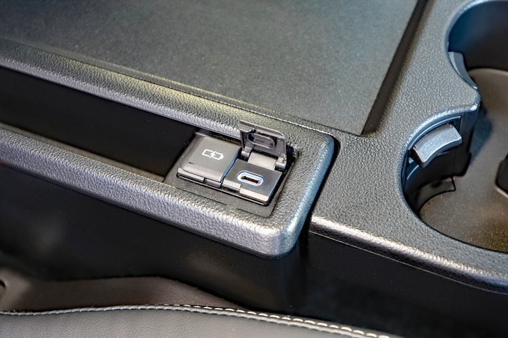 折りたたみ式のサイドテーブルには、4つのカップホルダーと2口のUSB Type-Cポートが用意される。