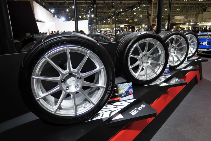 ポテンザブランドの製品紹介コーナー。