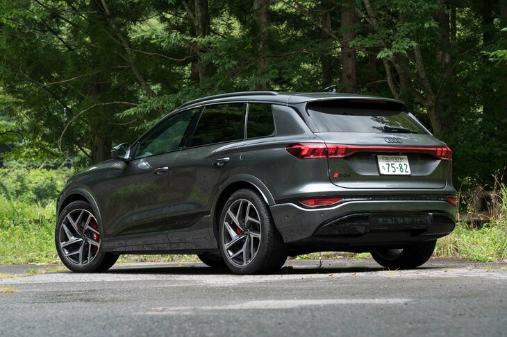 SUVタイプのBEV「アウディQ6 e-tron」のハイパフォーマンスバージョンにあたる「SQ6 e-tron」。ベース車ともども、欧州より半年遅れの2025年4月に日本で発売された。