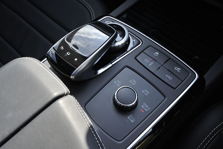 走行モード切り替え機構のAMGダイナミックセレクト（円形のダイヤルスイッチ）には、「コンフォート」「スリッパリー（滑りやすい路面）」「スポーツ」「スポーツ＋」「インディビジュアル」の5モードが用意される。