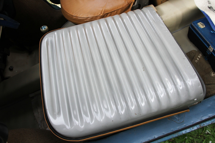 シートバックの裏面はアルミ製。こうした積み重ねで軽量化に腐心した結果、車重は開発初期の目標だった350kgには届かなかったものの、385kgにおさめられた。