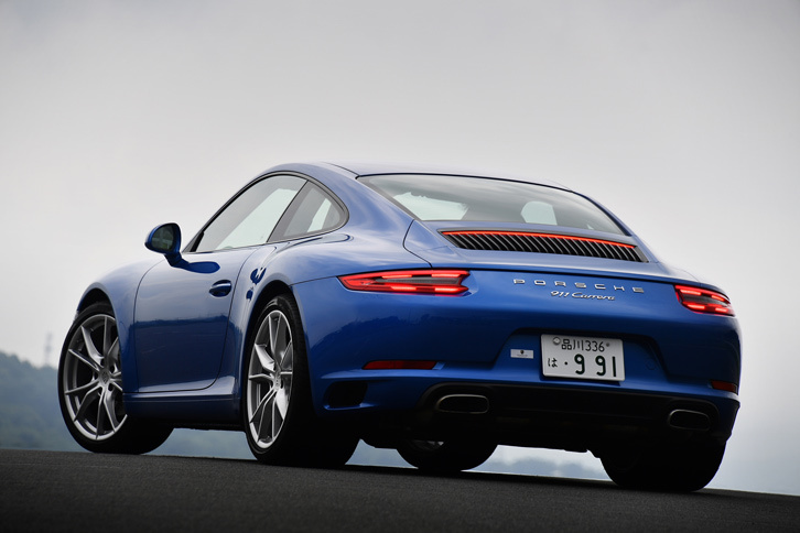 リアまわりでは、リアフードのルーバーやテールランプのデザイン、バンパー両端に開けられたインタークーラー用の排気ベントなどにより、前期型と見分けがつく。