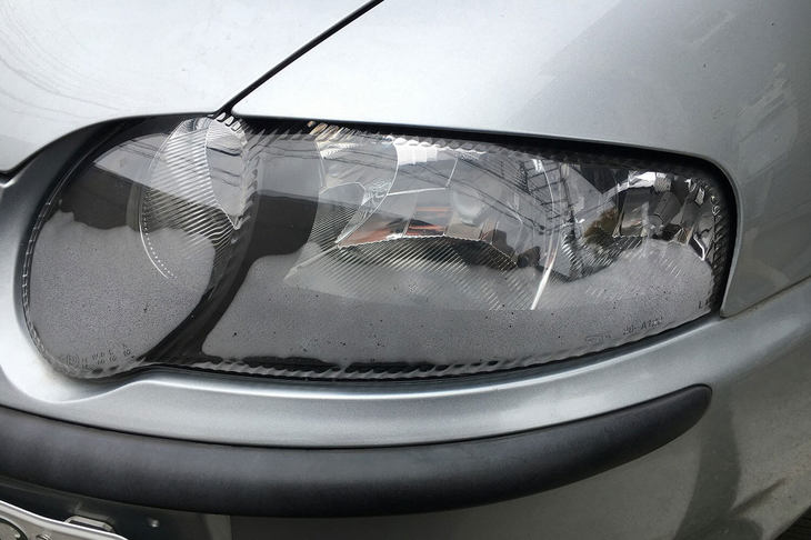 雨が降るとライトが曇る。根本解決はあきらめて乾燥剤で対応。