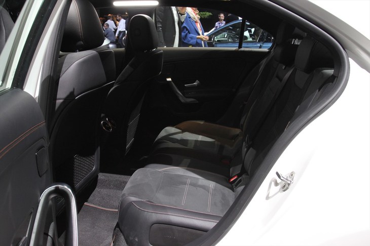 メルセデス・ベンツAクラス セダン（リアシート）