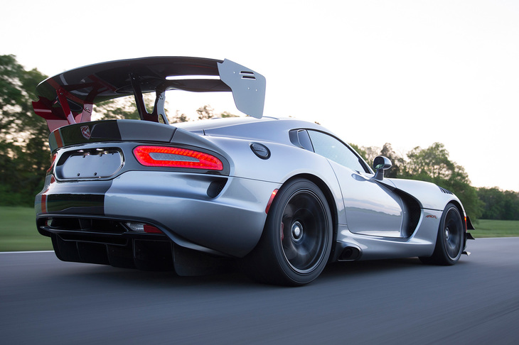 ……そういえば、ネットでは次期型「バイパー」のウワサがちらほら出始めましたね。本当なら喜ばしいことだが、こんなご時勢である。ラグナセカで産湯をつかったようなその出自と、アナーキーでアウトローなたたずまいをどこまで貫けるか。正直言うと、いちファンとして不安の方が大きいです。