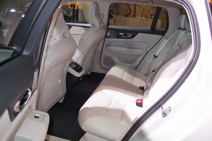 後席の居住性は大幅にアップした。ニークリアランスは先代「V60」比で36mm増し。「V70」と比べても9mm延長されている。