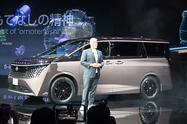 新型「エルグランド」をアンベールした日産自動車のイヴァン・エスピノーサ社長兼CEO。