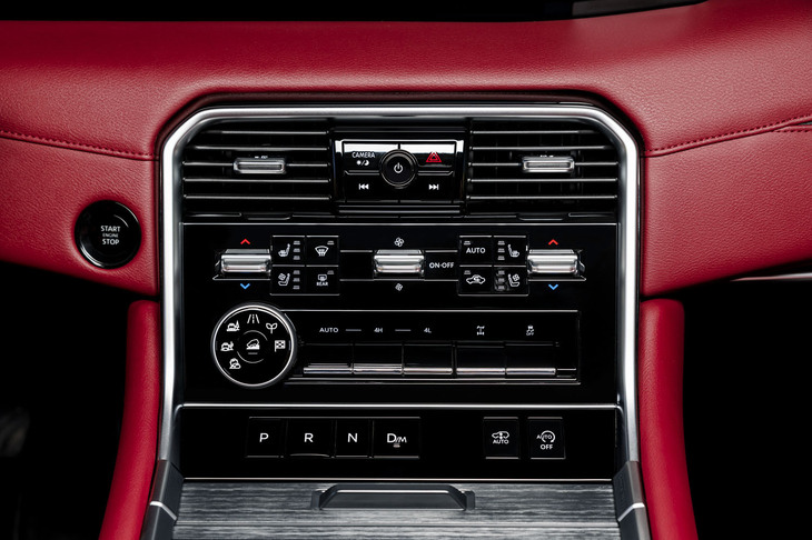 センターコンソールにはドライブモードのダイヤルやデフロックスイッチなどが整然と配置される。シフトセレクターは「セレナ」とよく似たタイプのプッシュボタン式。