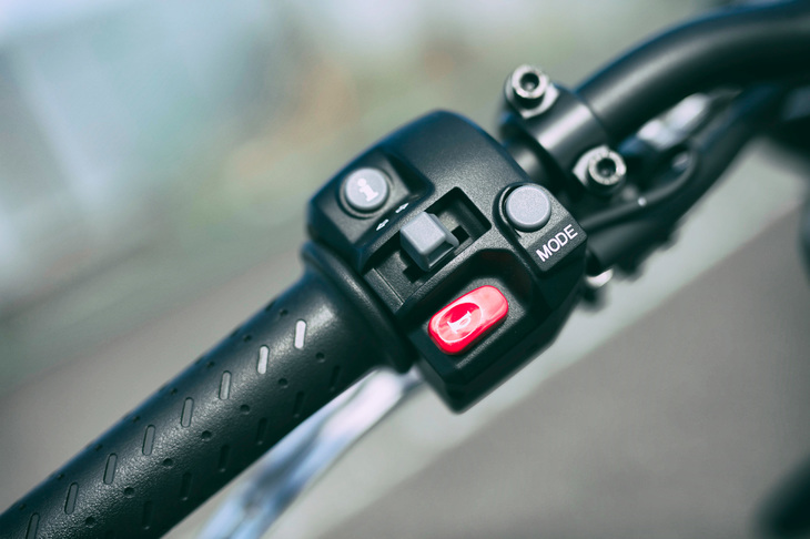 ハンドルに備わるライディングモードセレクターの切り替えスイッチ。モードは「レイン」「ロード」「スポーツ」の3種類で、スロットルマップとトラクションコントロールの制御が切り替わる。