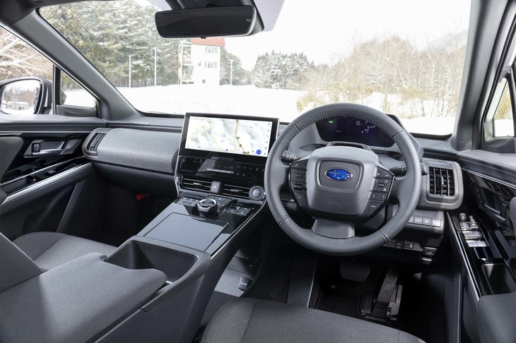 高さを抑えて開放感を追求したダッシュボード。トヨタ版との見た目の違いはステアリングホイールのエンブレムやメーターとインフォテインメントシステムのオープニング画面などごくわずか。