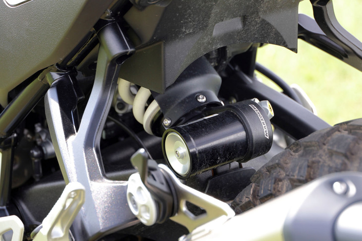 電子制御式の「ダイナミックサスペンションアジャストメント（DSA）」は、ライディングモードや走行環境、およびライダーの操作に応じて伸縮の特性が自動で変化する。