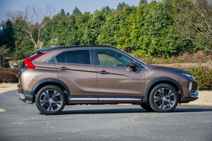 ボディーサイズは全長×全幅×全高＝4405×1805×1685mm。サイドビューではリアコンビランプへと斜めに走るキャラクターラインと、それに沿うように傾けられたベルトラインが目を引く。