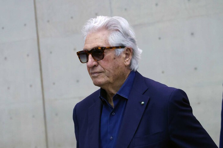 控室からトークショー会場に向かうジウジアーロ氏。立派な体躯（たいく）をイタリアンファッションに包み、見事なまでの“イケ爺”ぶりだった。