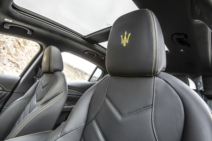 「グレカーレ トロフェオ」のインテリア。今回の試乗車はシートやトリムなどにブラックの本革を用い、コントラストカラーとなるイエローのステッチやエンブレムの刺しゅうが施されていた。