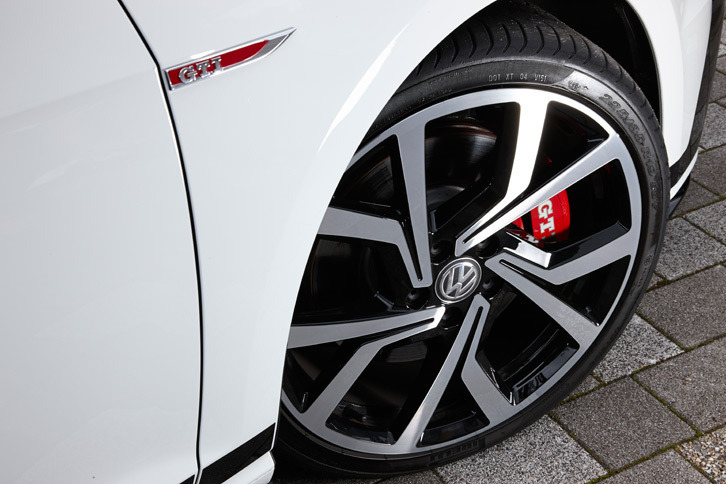 タイヤサイズは225/35R19。足まわりでは専用デザインのホイールや、赤いブレーキキャリパー、前が340mm、後ろが312mmという大径のベンチレーテッドブレーキディスクも特徴となっている。