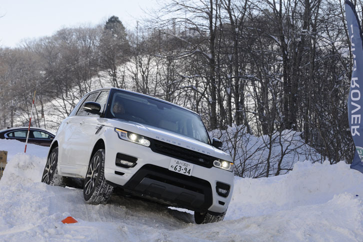 特設コースのモーグルエリアに挑む「レンジローバー スポーツ」。