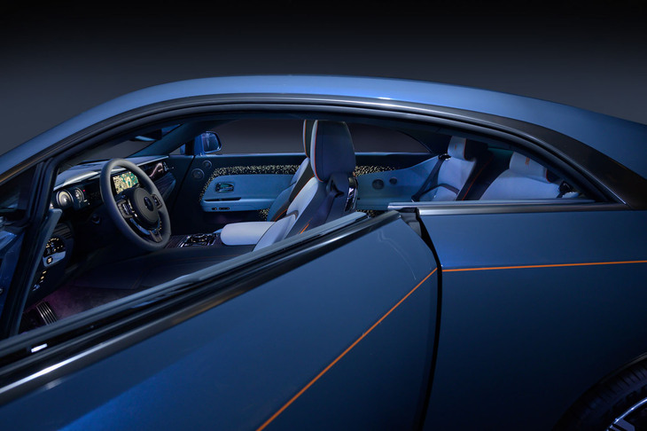 「スペクター」のボディータイプは2ドアクーペ。ドアは後ろヒンジで開閉する。