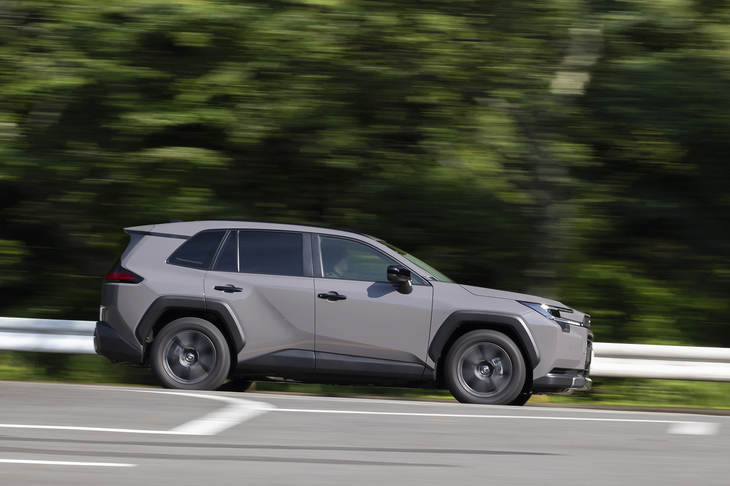 【トヨタRAV4アドベンチャーのスペック】
	ボディーサイズ：全長×全幅×全高＝4620×1880×1680mm／ホイールベース：2690mm／車重：1710kg／駆動方式：4WD／エンジン：2.5リッター直4 DOHC 16バルブ／フロントモーター：交流同期電動機／リアモーター：交流同期電動機／トランスミッション：CVT／エンジン最高出力：186PS（137kW）/6000rpm／エンジン最大トルク：221N・m（22.5kgf・m）/3600-5200rpm／フロントモーター最高出力：136PS（100kW）／フロントモーター最大トルク：208N・m（21.2kgf・m）／リアモーター最高出力：54PS（40kW）／リアモーター最大トルク：121N・m（12.3kgf・m）／システム最高出力：240PS（177kW）／タイヤ：（前）235/60R18 103H XL／（後）235/60R18 103H XL（ダンロップeスポーツマックス）／燃費：22.9km/リッター（WLTCモード）／価格：450万円