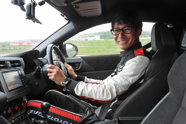 SUPER GTのGT300クラスなどで活躍する松井孝允選手。記者の運転について、「クルマが滑り出してもポンとアクセルを離してはダメです」とアドバイスをくれた。