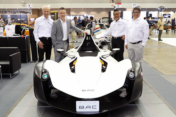 BACの製品は、日本ではべスポーク オートモーティブが代理店となって輸入される。写真向かって左端が、べスポーク オートモーティブのポール・ゴールドスミス氏。右から2番目に立っているのは、取り扱いディーラーである永三モータースの田中和幸氏だ。