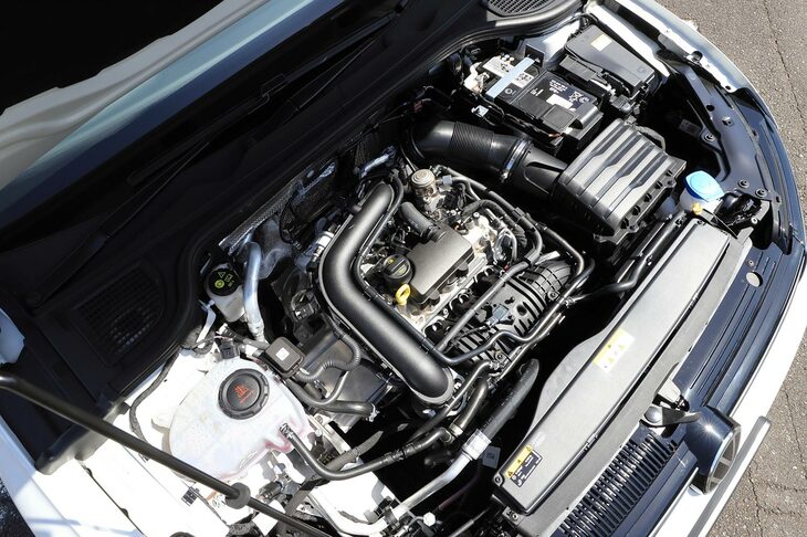 「eTSIアクティブベーシック／アクティブ」に搭載される1リッター直3ガソリンターボエンジン。48Vマイルドハイブリッド機構と組み合わされ、WLTCモードによる燃費は「ゴルフ」で18.6km/リッター、「ゴルフヴァリアント」で18.0km/リッターとなっている。（写真：荒川正幸）