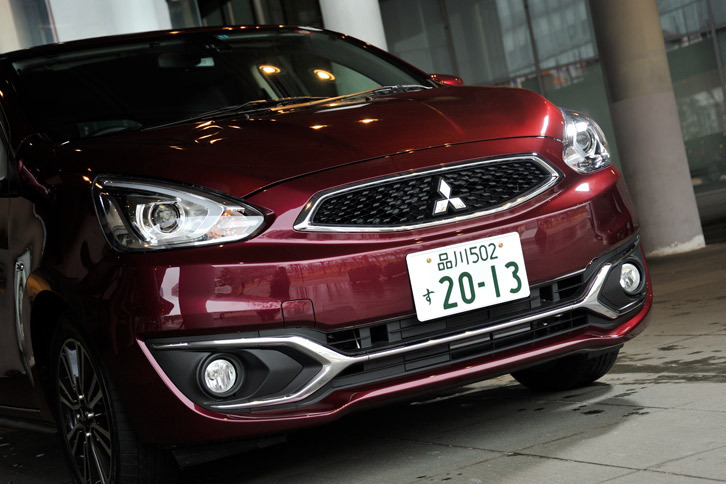 大幅にデザインが変更されたフロントマスク。ボンネットの形状がよりボリューム感のあるものとなったほか、バンパーやグリルの意匠も変えられている。