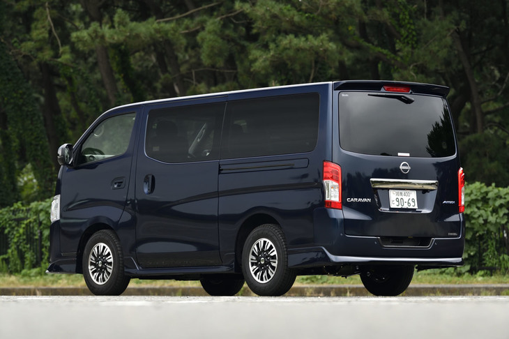 「キャラバンAUTECH」の外板色は、同モデルのイメージカラーとされる写真の「ダークブルー」を含め、「ピュアホワイトパール」「ミッドナイトブラック」「ダークメタルグレー」の全4色が用意されている。