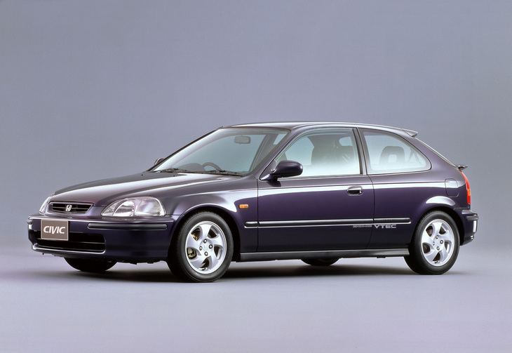 1995年に登場したミラクルシビックこと6代目「ホンダ・シビック」。弱冠20歳で、まだ少年ぽかったレオナルド・ディカプリオがCMに出演していた。