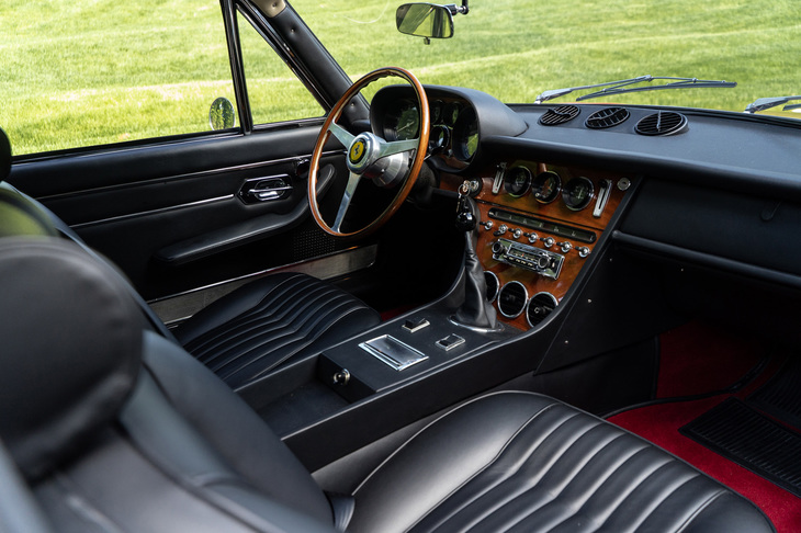 「クイーンメリー」と呼ばれる理由のひとつといわれる、ゴージャスなキャビン。本革やウッドパネルでぜいたくな空間に仕立てられている。「フェラーリ365GT 2＋2」は、パワーステアリングやパワーウィンドウを標準で装備した最初のフェラーリでもある。