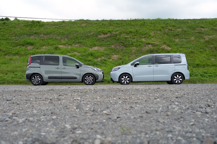 「フリード」（写真右）にはSUV風スタイルの「クロスター」も設定されている。一方の「シエンタ」はもともとボディーサイドやホイールハウスに樹脂のSUV風装飾があるため、ラインナップを増やす必要がない。