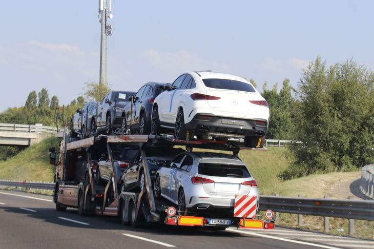 メルセデス・ベンツの「GLEクーペ」や「A180d」を載せた積載車。2020年7月に撮影。