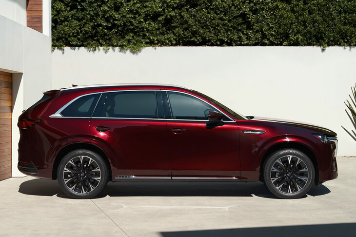 北米で販売される「CX-90」のボディーサイズは全長×全幅×全高＝5100×1994×1745mm。ホイールベースは「CX-80」と同等だが、全長はこちらのほうが110mm大きい。