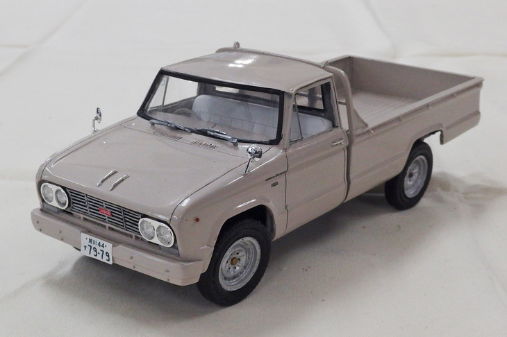 2代目「日産ジュニア」。1962年に登場した1.5～2t積みの小型ボンネットトラックだが、テレビドラマ『北の国から』の劇中車として製作されたとのこと。ベースはアオシマ製1/24「日産テラノ」だそうだが……。