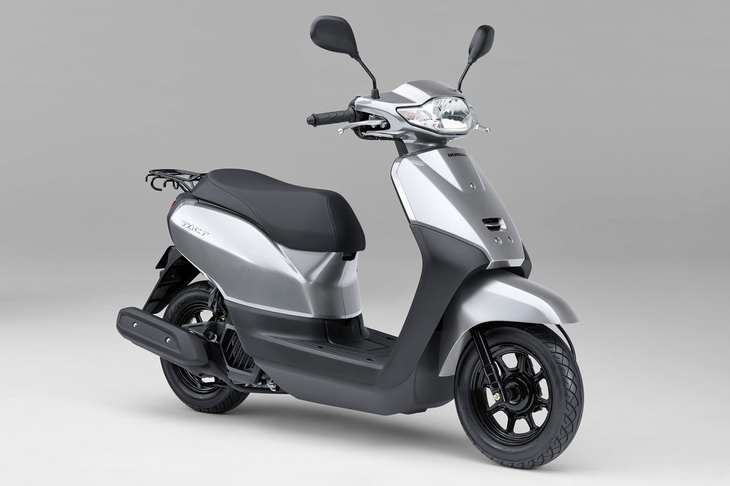 50ccのエンジンを積んだ、原付一種の「ホンダ・タクト」。ホンダでは現在、同モデルを含めて6機種（競技用の「CRF50F」は除く）の50ccバイクをラインナップしているが、報道が本当ならば、これらはすべて2025年に生産終了となる。