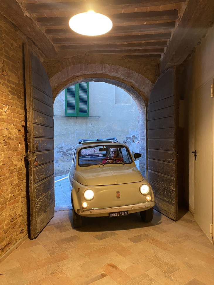 かつてガレージは、17世紀に建てられた女子修道院の一部だった。