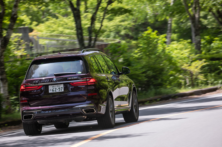 「X7 M50i」の燃費値は、JC08モードで8.1km/リッター、WLTCモードで7.5km/リッターと発表されている。今回の試乗では、満タン法で7.7km/リッターという数値を記録した。