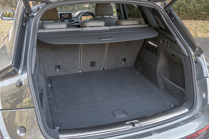 荷室は5人乗車時で550リッター。